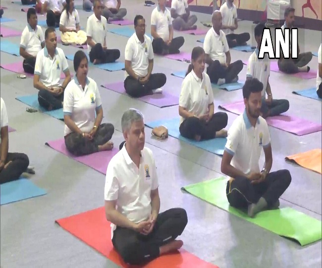 योग उत्सव में की केंद्रीय मंत्री अश्विनी वैष्णव ने शिरकत