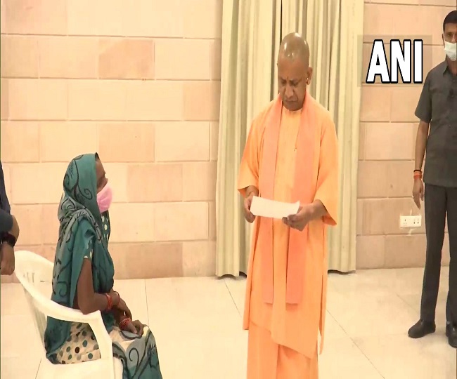 CM Yogi In Janata Darbar: सीएम योगी ने लगाया जनता दरबार