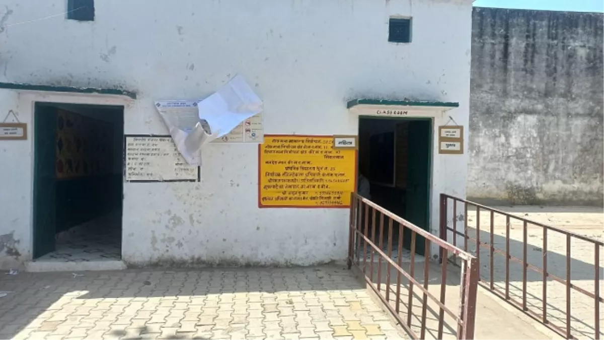 मेरठ: सरूरपुर ब्लाक क्षेत्र के गांव छुर में खाली पड़ा बूथ संख्या 22
