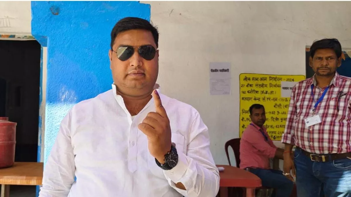 भवन निर्माण मंत्री जयंतराज ने बांका में किया मतदान