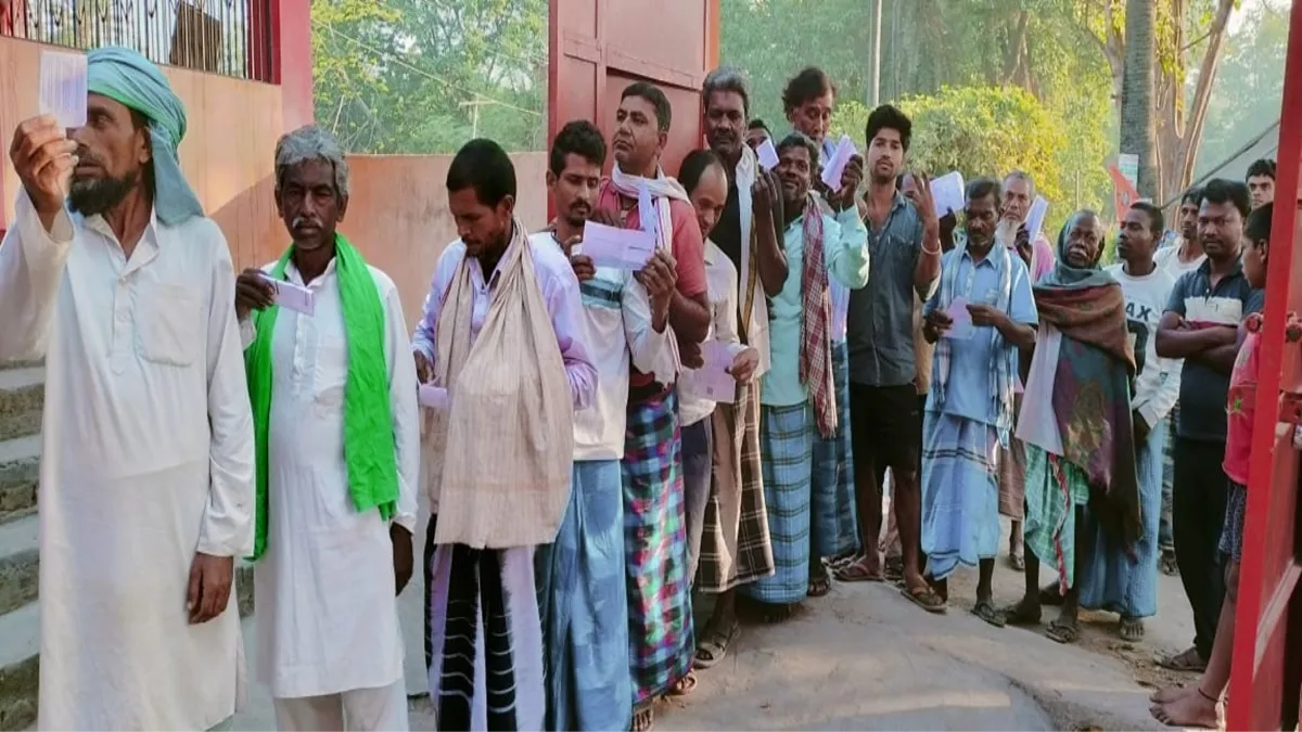कटिहार में सुबह 6 बजे से ही लग रही कतार