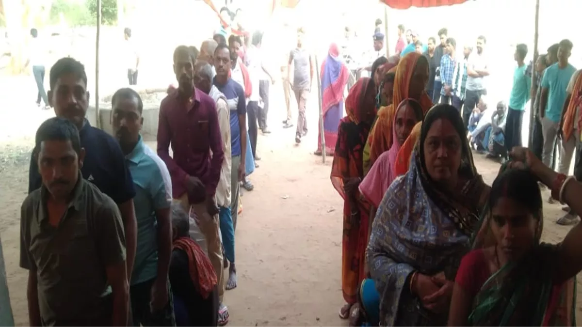 बांका के कटोरिया में सुबह से ही भीड़