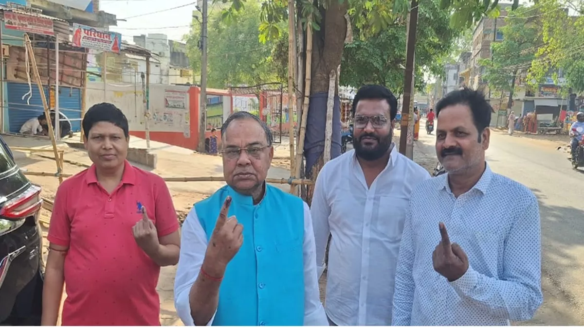 बांका विधायक रामनारायण ने किया मतदान