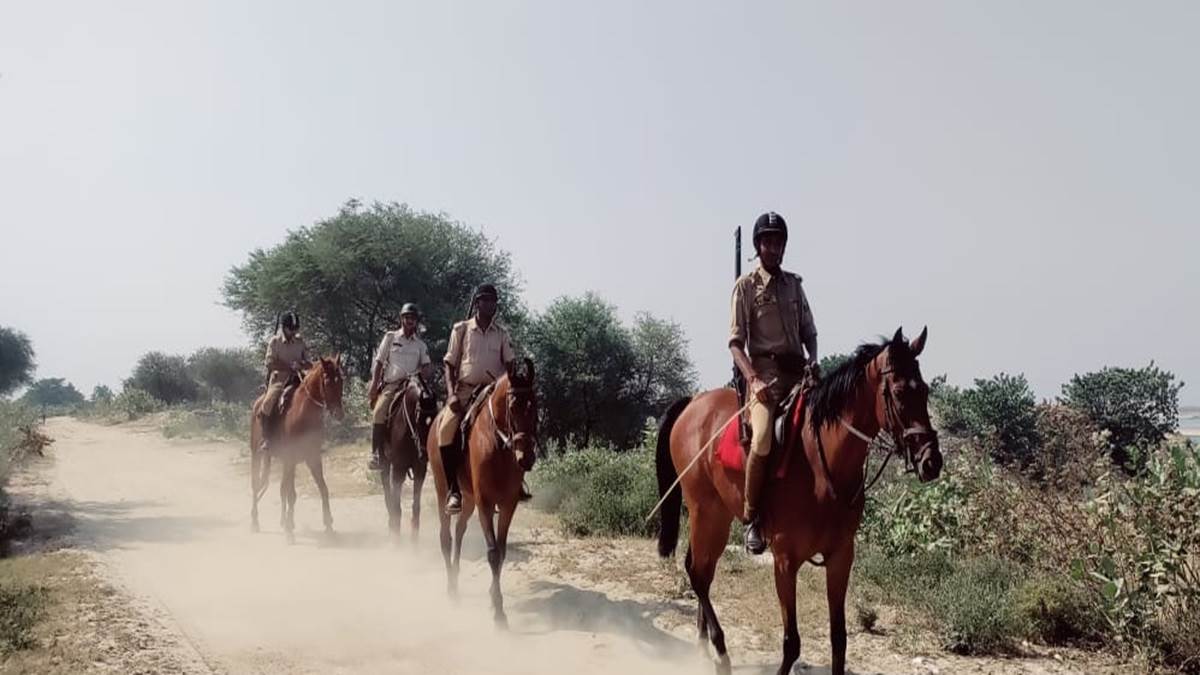  भागलपुर में घुड़सवार दल निगरानी कर रहे
