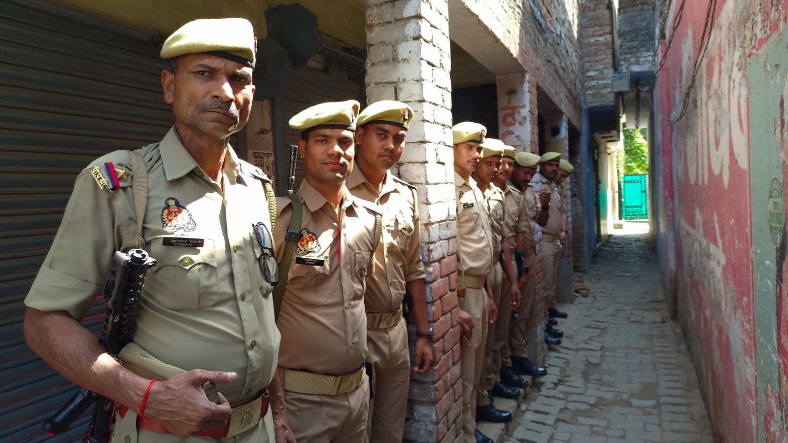  उमेश पाल के घर पर तैनात पुलिसकर्मी