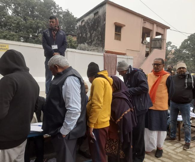 वोट देने के लिए कतार में लगे भाजपा के राष्ट्रीय उपाध्यक्ष राधामोहन सिंह