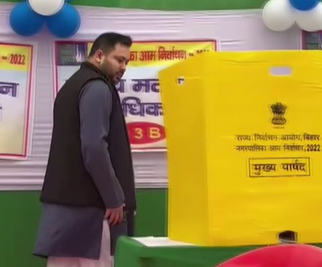 उपमुख्यमंत्री तेजस्वी यादव और भाजपा सांसद रवि शंकर प्रसाद ने किया मतदान