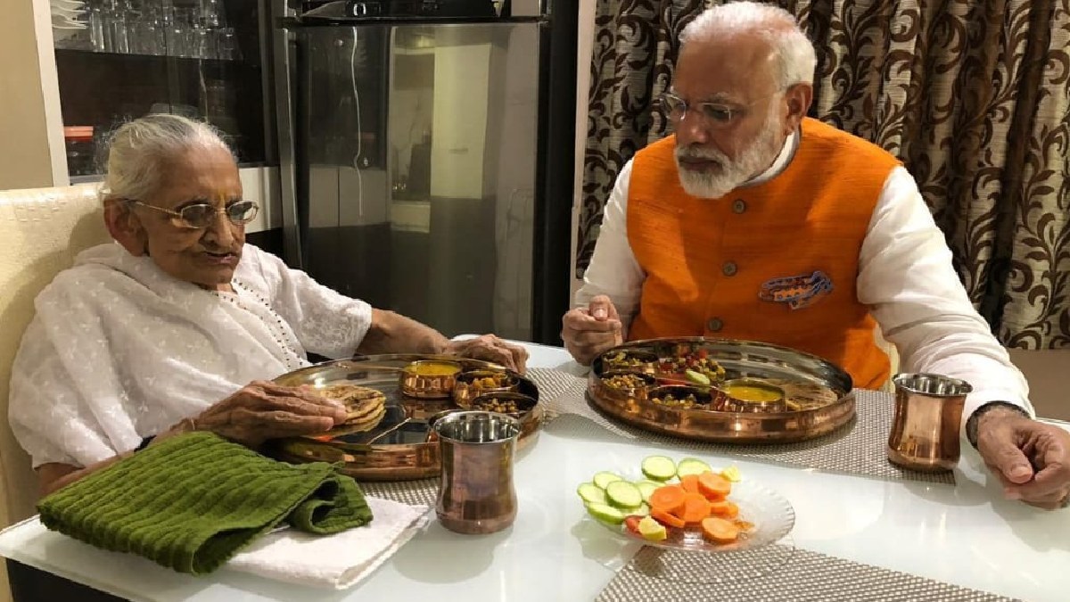  जब भी गुजरात के दौरे पर होते हैं तो हमेशा मां से मिलते हैं पीएम मोदी