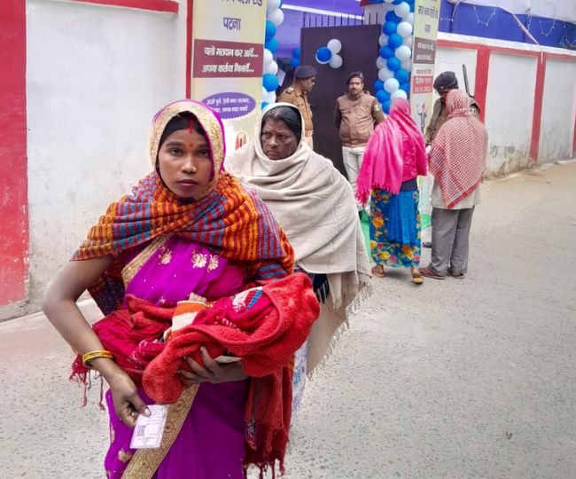 पटना में नवजात को गोद में लेकर वोट डालने पहुंची महिला