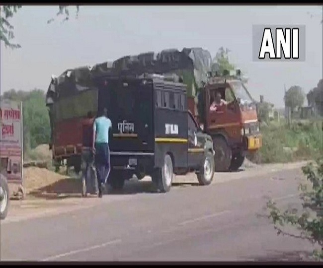 बांदा में खराब हुई वैन