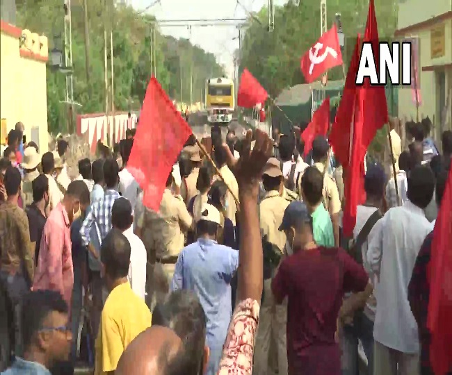 रेलवे स्टेशन पर पहुंचे प्रदर्शनकारी