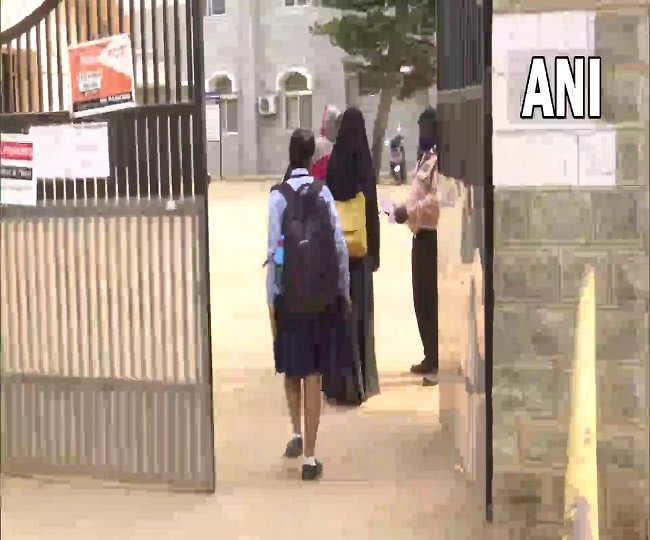 परीक्षा देने के लिए स्कूल पहुंची छात्राएं