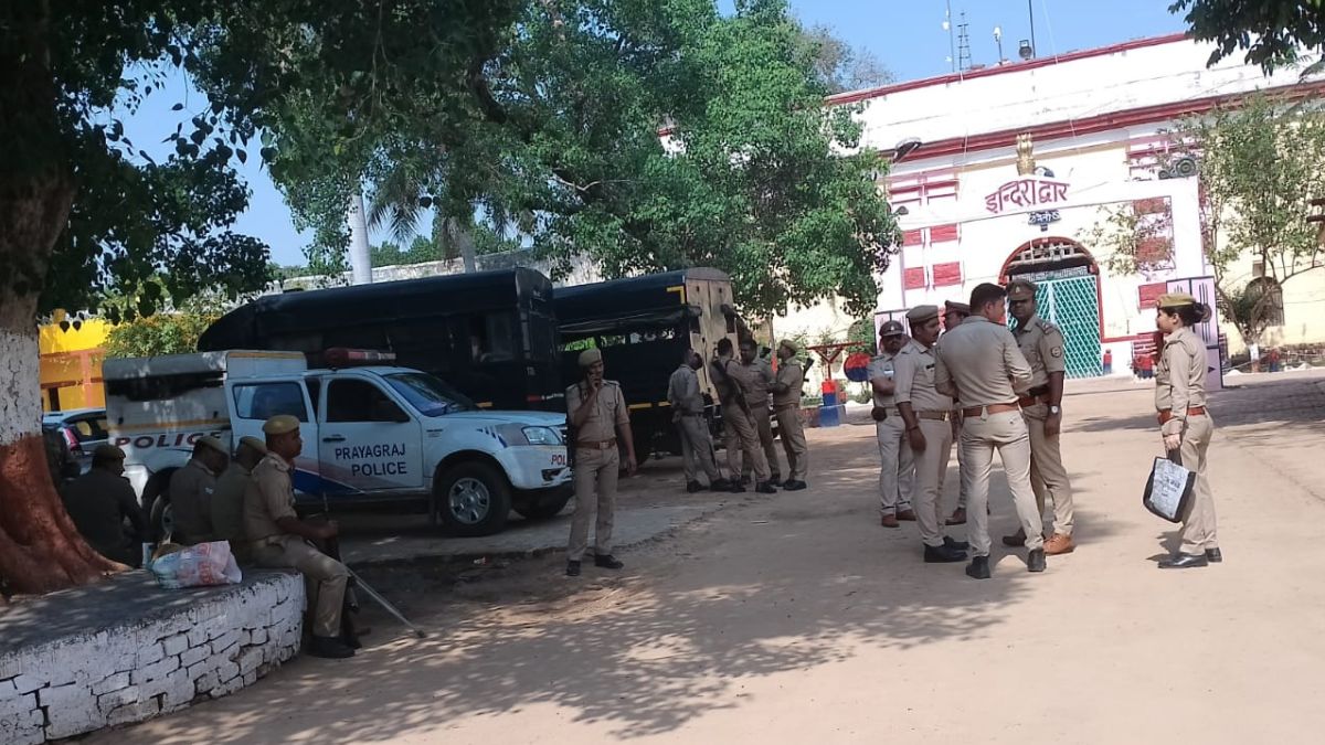 वज्र वाहन पुलिस फोर्स के साथ जेल परिसर में दाखिल