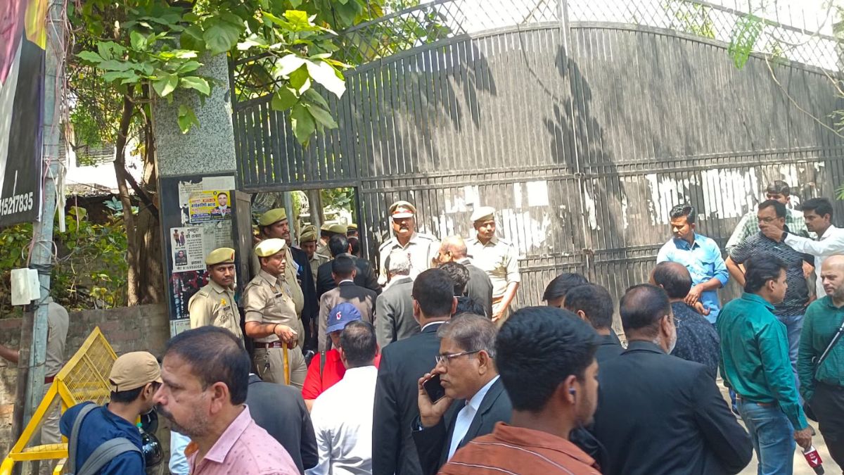 कोर्ट के पास पुलिस फोर्स तैनात