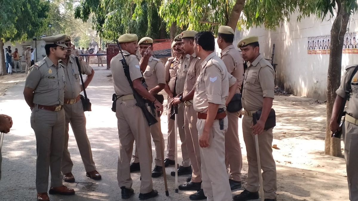 Prayagraj Jail के बाहर बढ़ाई गई सुरक्षा