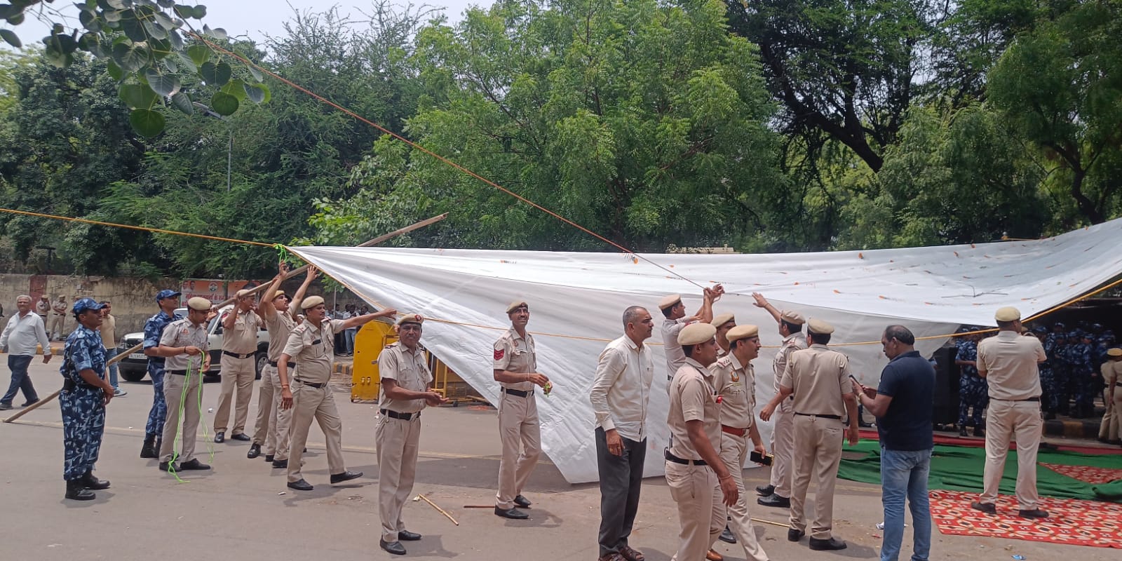 पुलिस ने धरनास्थल से हटाए तंबू