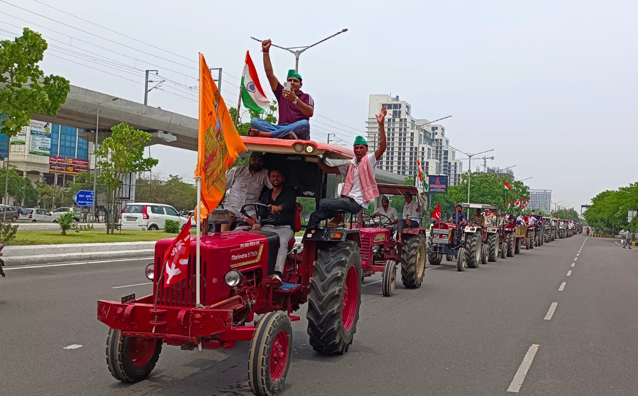 ग्रेटर नोएडा में किसानों ने निकाली ट्रैक्टर रैली