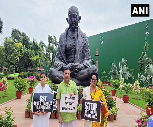 संजय सिंह ने संसद परिसर में पोस्टर दिखाकर विरोध जताया