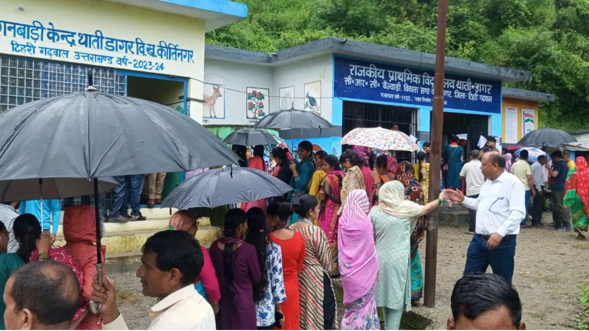 Uttarakhand Panchayat Chunav LIVE: बारिश के बीच पहुंच रहे मतदाता