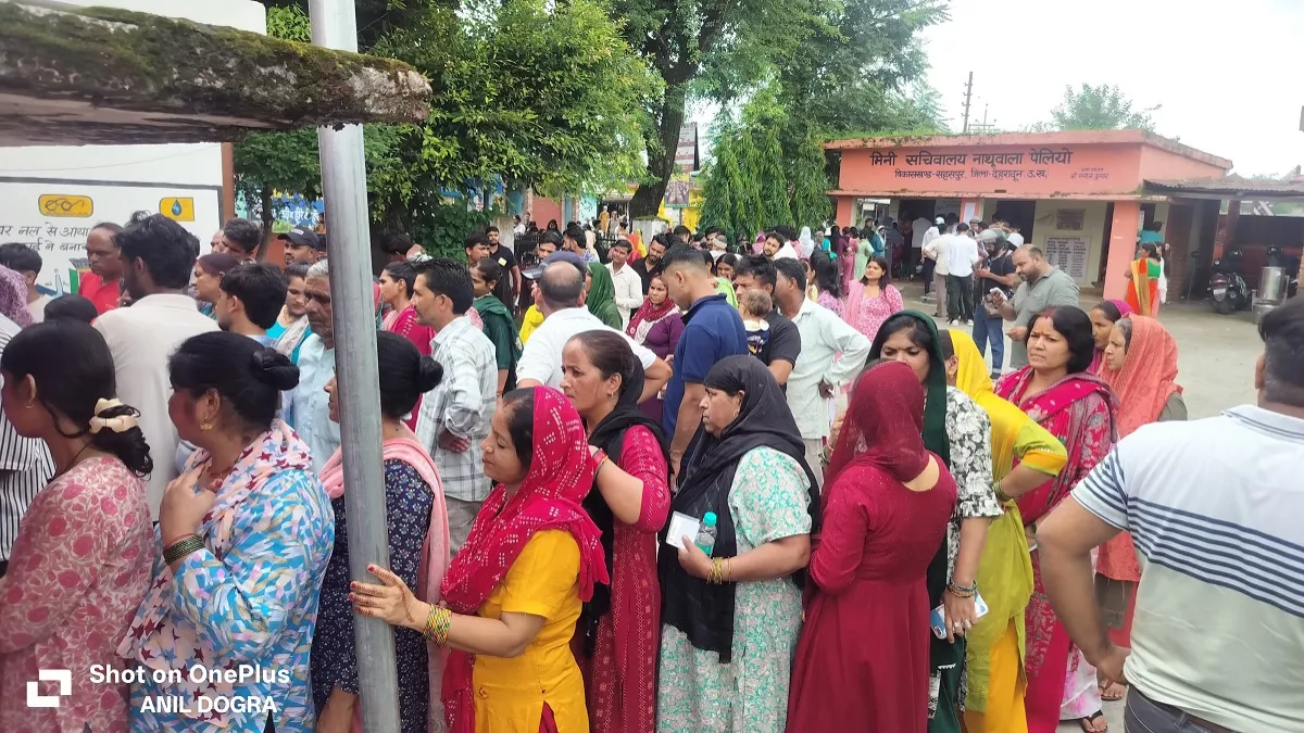 मतदान केंद्र में मतदान के लिए लाइन में खड़े मतदाता