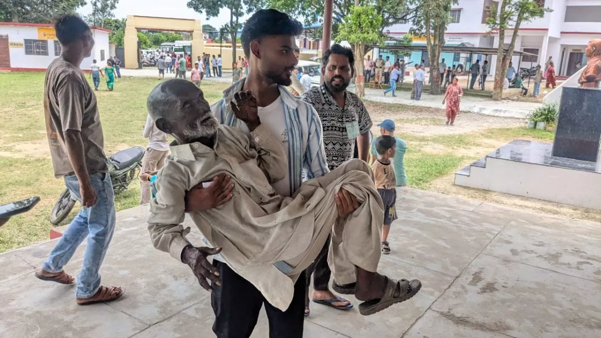 पोते की गोद में बैठकर दादा ने डाला वोट