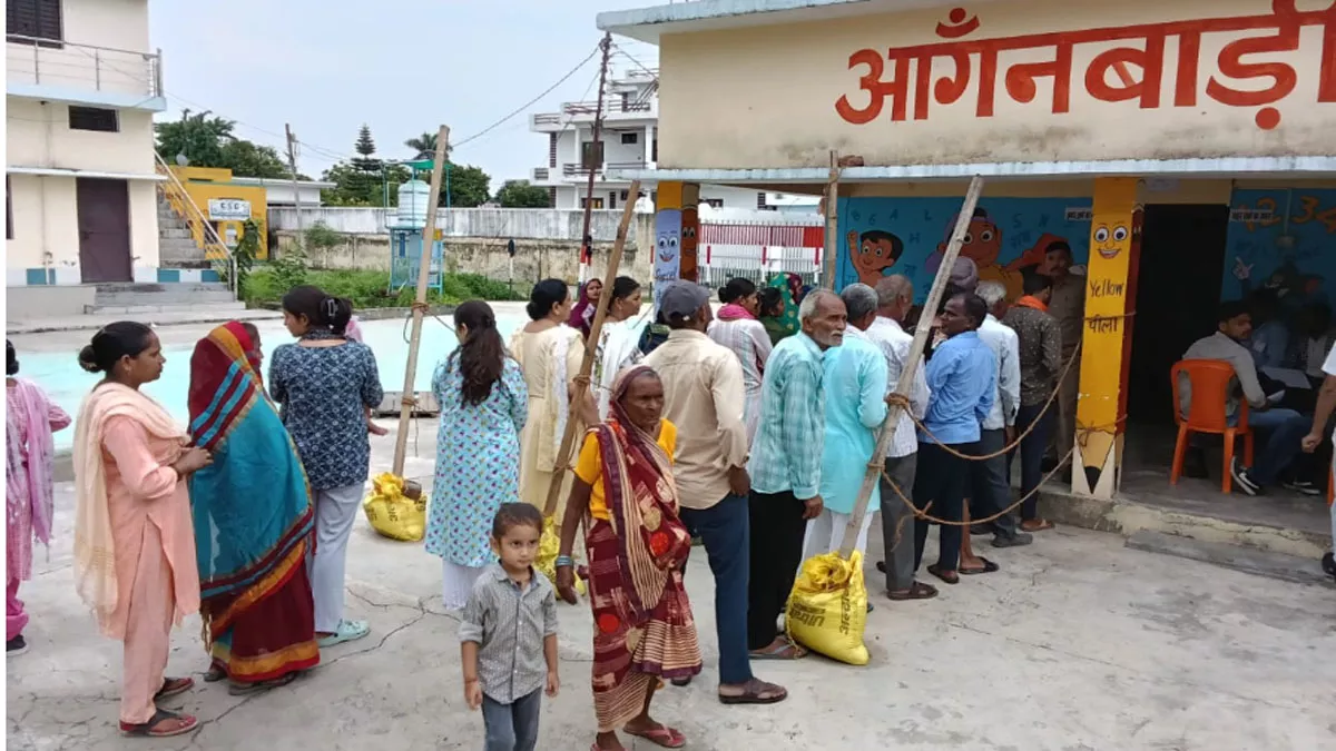 Uttarakhand Panchayat Chunav LIVE:आंगनबाड़ी केंद्र पर मतदान के लिए भीड़