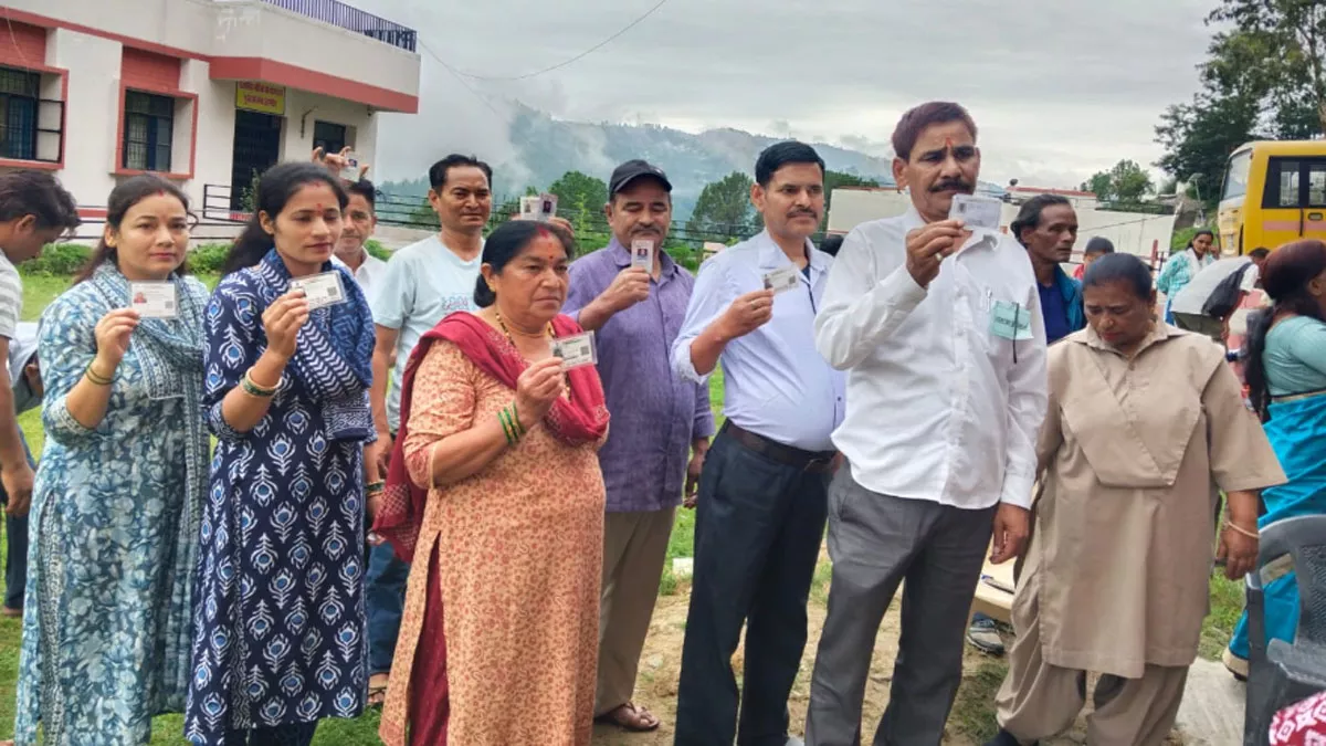 Uttarakhand Panchayat Chunav LIVE: अल्मोड़ा के शिशु सदन मतदान केंद्र में मतदान