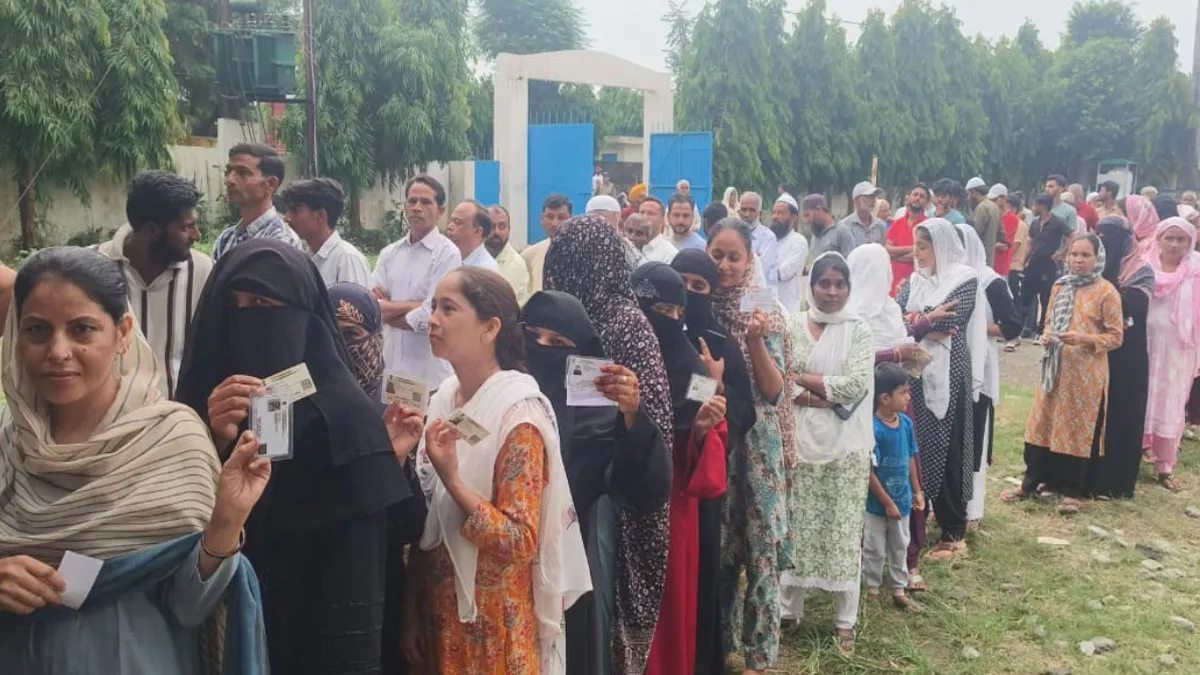 Uttarakhand Panchayat Chunav LIVE:डोईवाला में लगी मतदाताओं की लाइन