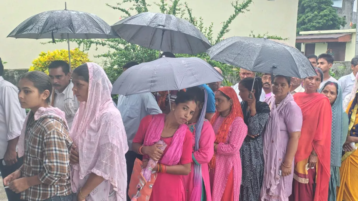 Uttarakhand Panchayat Chunav LIVE: बारिश के बीच बरस रहे वोट