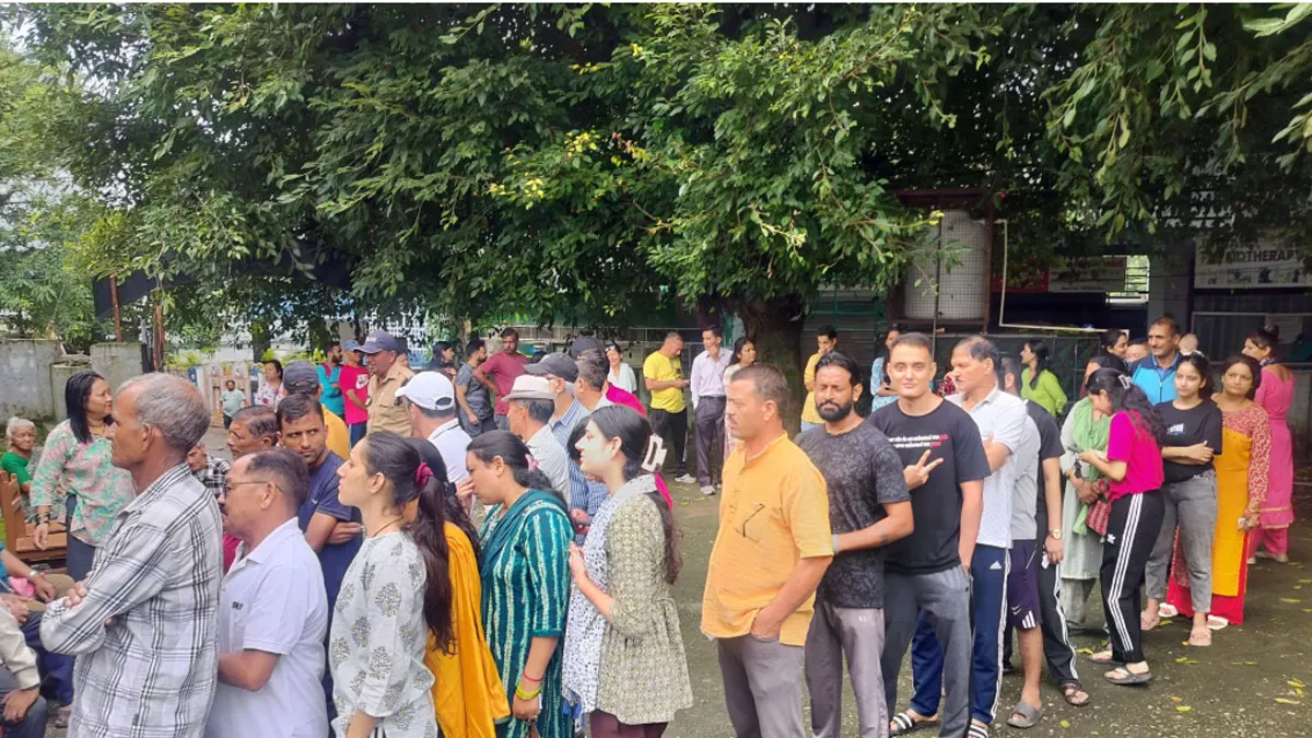 Uttarakhand Panchayat Chunav LIVE:मतदान केंद्र के बाहर मतदान के लिए मतदाता लाइन में लगे