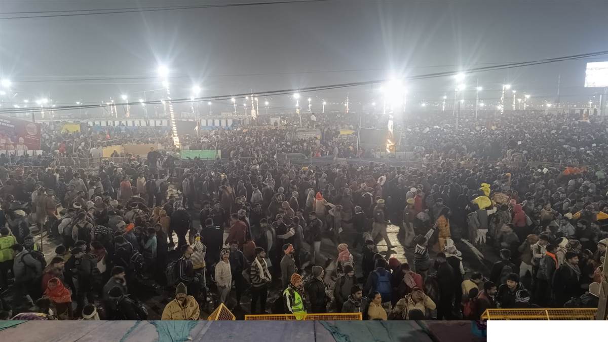 Mahakumbh Stampede LIVE Updates: पुलिस प्रशासन से संभाली स्थिति, स्नान जारी