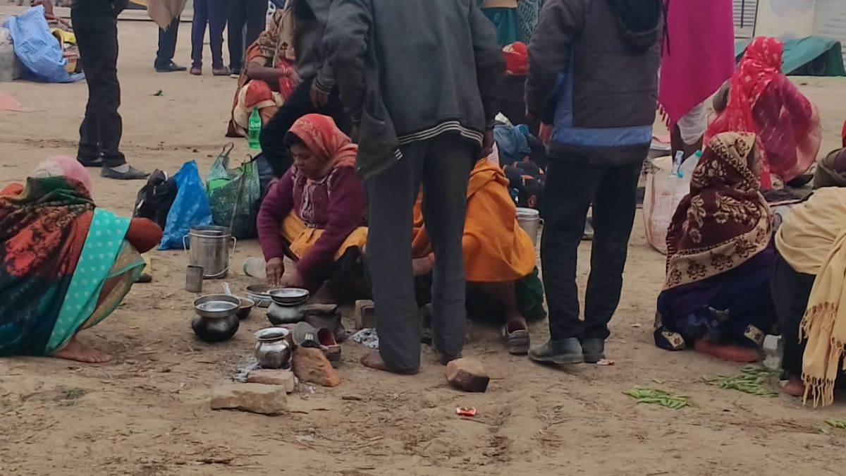 संगम क्षेत्र में खाना बना रहे श्रद्धालु