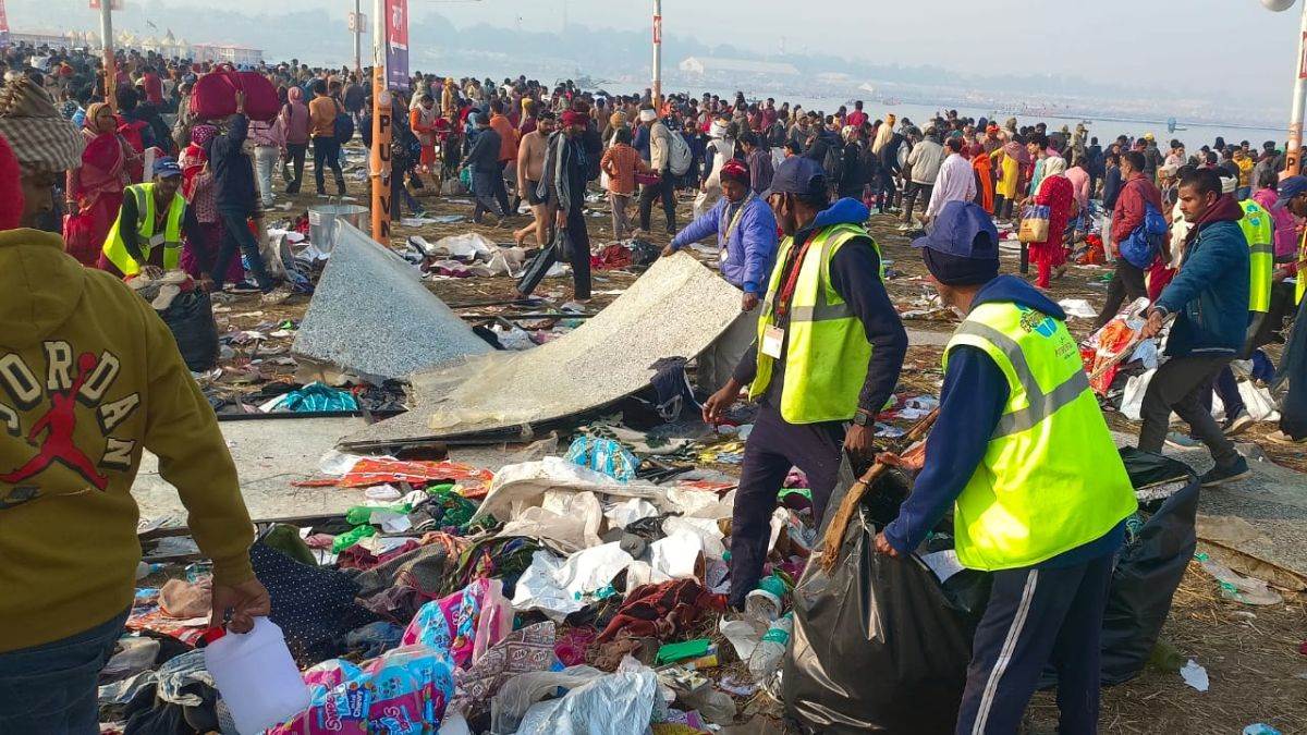 बिखरे सामान को साफ करते सफाईकर्मी