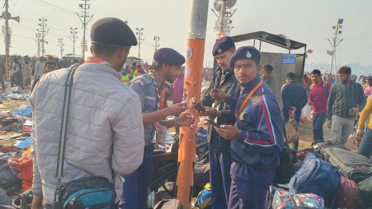 श्रद्धालुओं के बैग चेक करते सफाईकर्मी