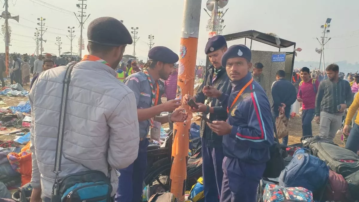 श्रद्धालुओं के बैग चेक करते सफाईकर्मी