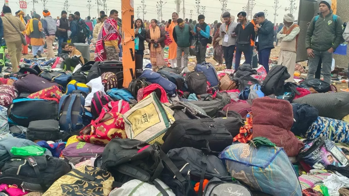 भगदड़ के बाद बिखरा सामान