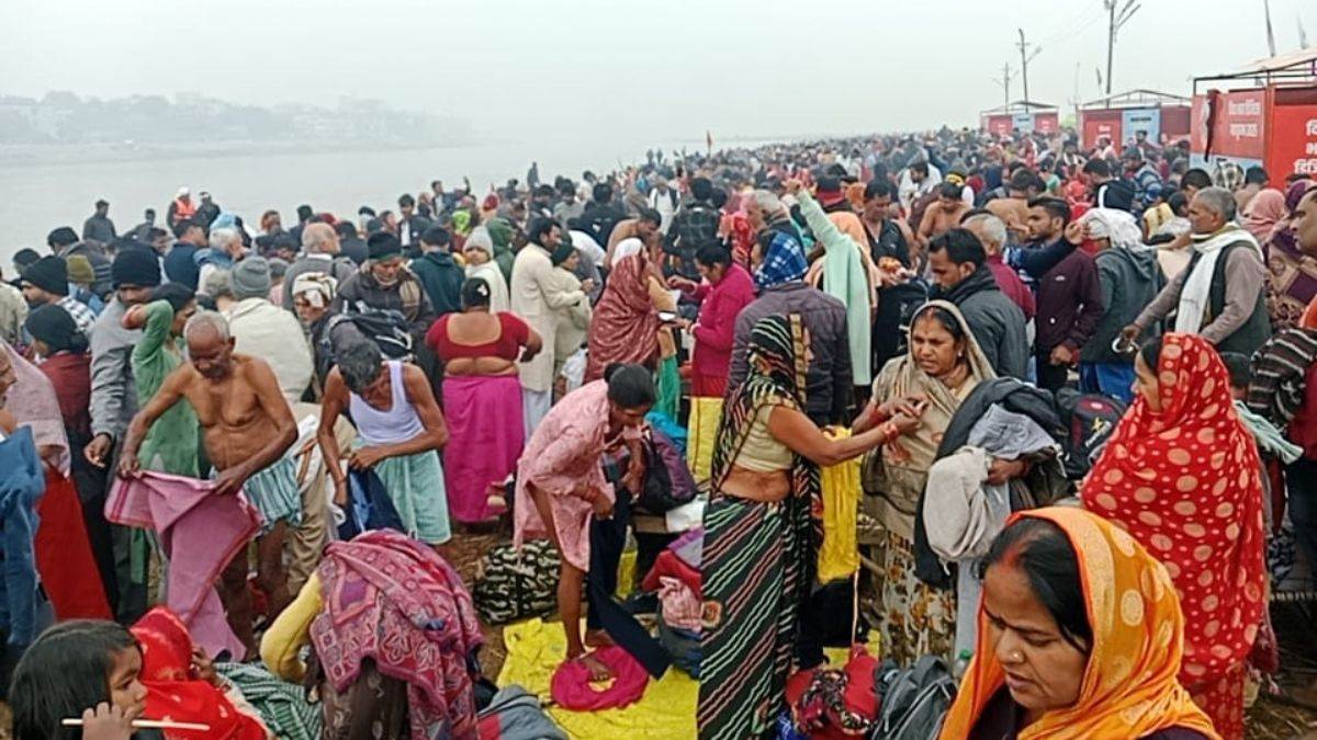 फाफामऊ गंगाघाट पर श्रद्धालुओं की भीड़