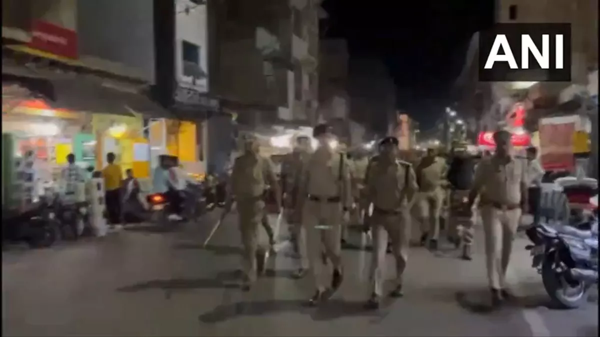 फिरोजाबाद में कड़ी की गई सुरक्षा, मुख्तार अंसारी की मौत के बाद पुलिस ने किया फ्लैग मार्च