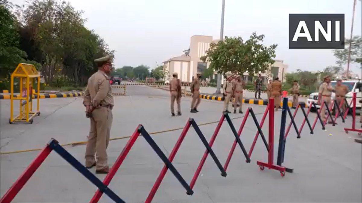 बांदा मेडिकल कॉलेज अस्पताल के बाहर सुरक्षा कड़ी, दिल का दौरा पड़ने से मुख्तार अंसारी की मौत
