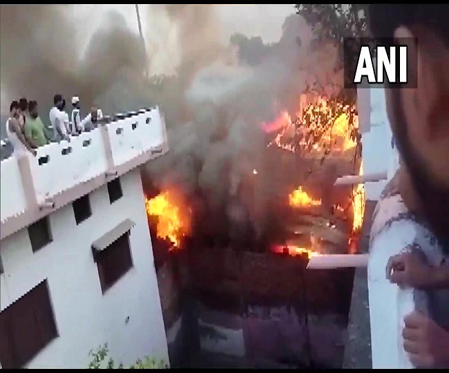 आजमगढ़ में एक लकड़ी के गोदाम में लगी आग