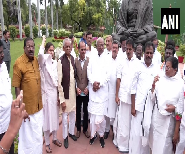 कांग्रेस नेताओं ने संसद में गांधी प्रतिमा के सामने सरकार के खिलाफ की नारेबाजी