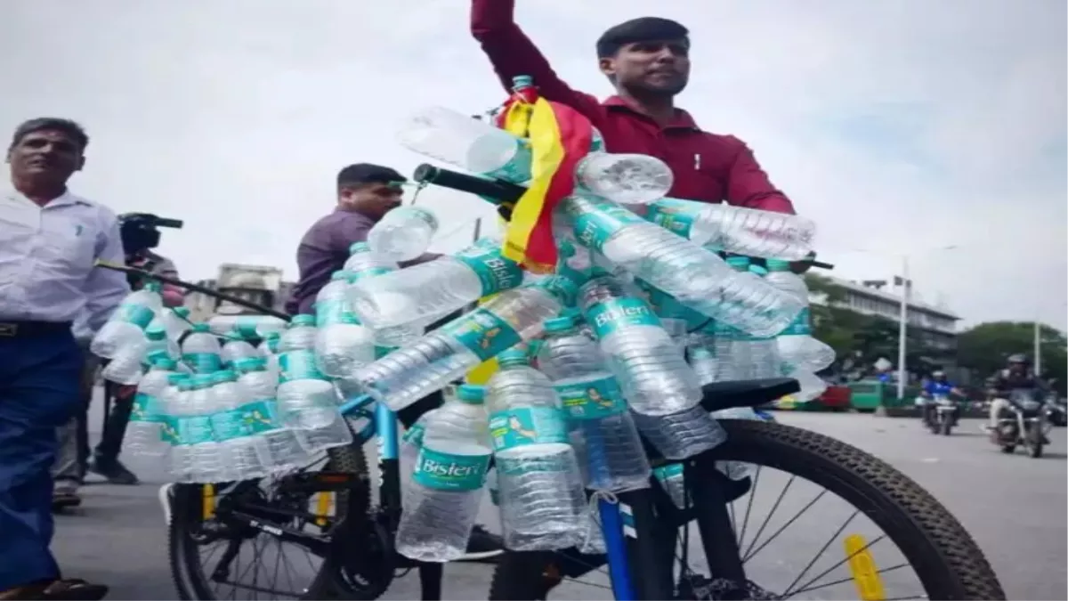 Bangalore News Live: किरण अरादुर ने पानी की बोतलों के साथ किया विरोध प्रदर्शन