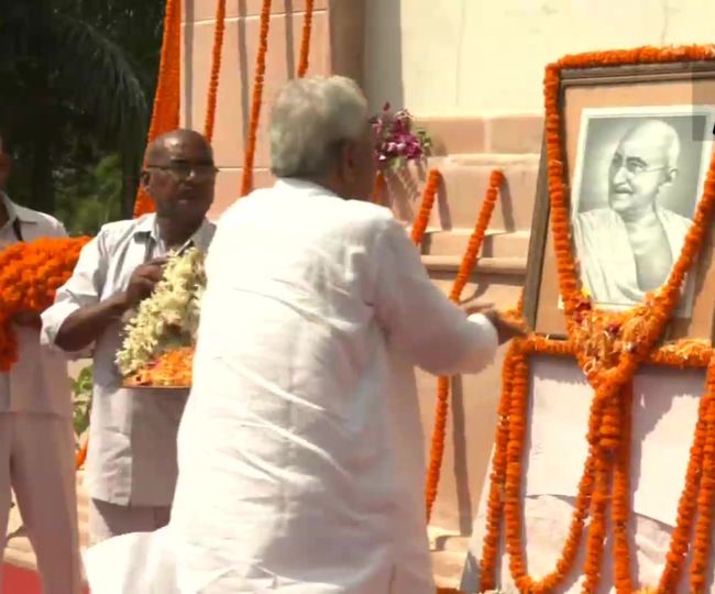 नीतीश कुमार और तेजस्वी यादव ने महात्मा गांधी को दी श्रद्धांजलि