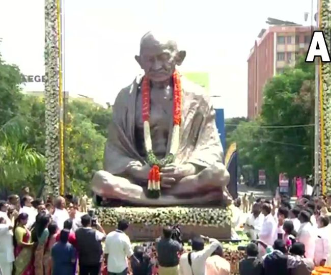 मुख्यमंत्री केसीआर ने महात्मा गांधी की प्रतिमा का किया अनावरण