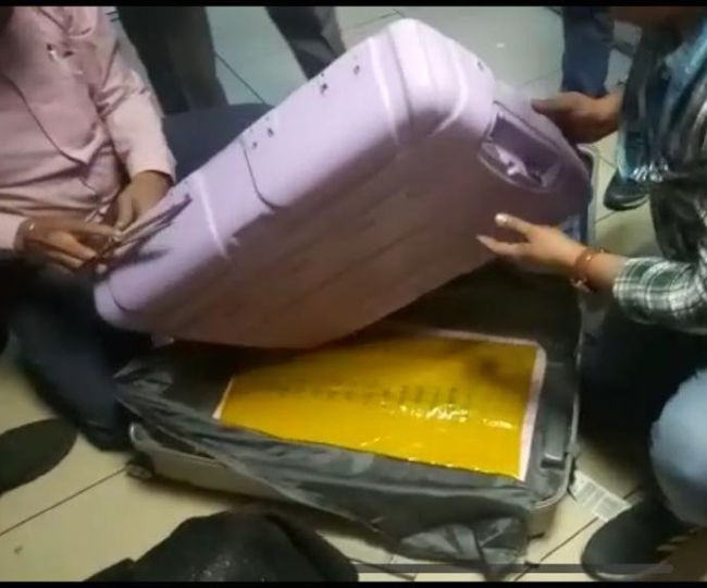 मुंबई एयरपोर्ट पर हेरोइन के साथ विदेशी यात्री गिरफ्तार