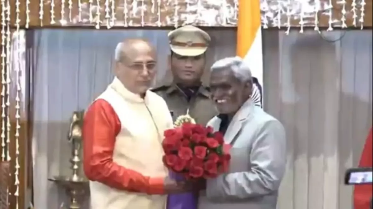 झारखंड के नए सीएम चंपई सोरेन को गुलदस्ता देते राज्यपाल, तस्वीरें