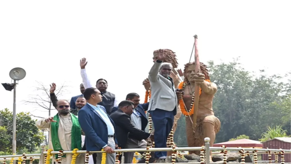 शहीद सिदो कान्हू की प्रतिमा पर माल्यार्पण करते मुख्यमंत्री चंपई सोरेन