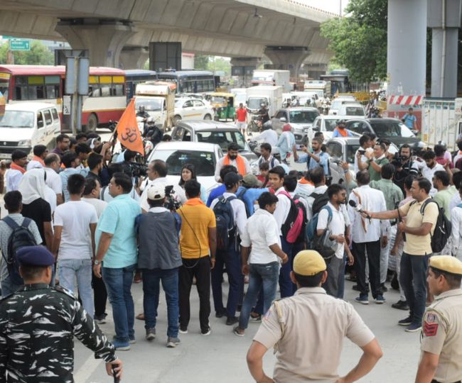 Nuh Violence: फरीदाबाद से दिल्ली आने वाले मार्ग पर बजरंग दल के कार्यकर्ताओं ने लगाया जाम