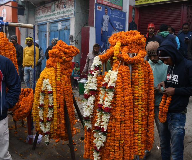 मतगणना स्थल के बाहर सजी फूलों की दुकान 
