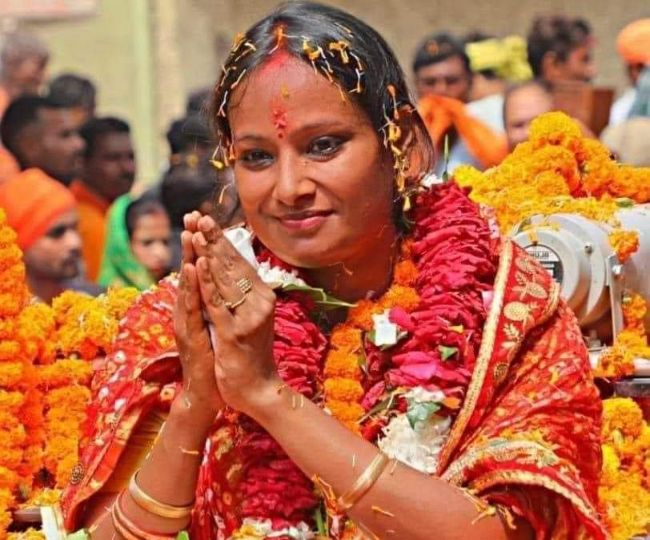 बेतिया: गरिमा देवी के सिर पर सजा मेयर का ताज, 63258 मतों के फासले से जीती